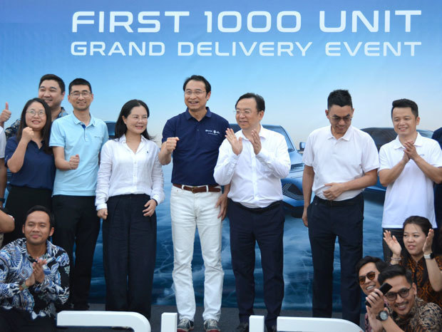 ＢＹＤインドネシア現法は６月30日、ジャカルタ郊外で車両の引き渡し式典を開催。ＢＹＤの王伝福董事長（右から３番目）、アジア太平洋地域の総経理でＢＹＤジャパン社長兼務の劉学亮氏（右から４番目）も出席した（ＮＮＡ撮影）