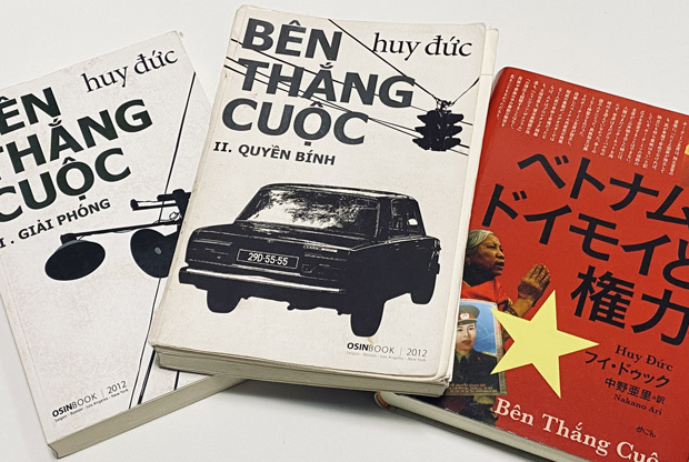 フイ・ドゥック氏の著書「Ben Thang Cuoc」と邦訳版＝右（小高教授提供）