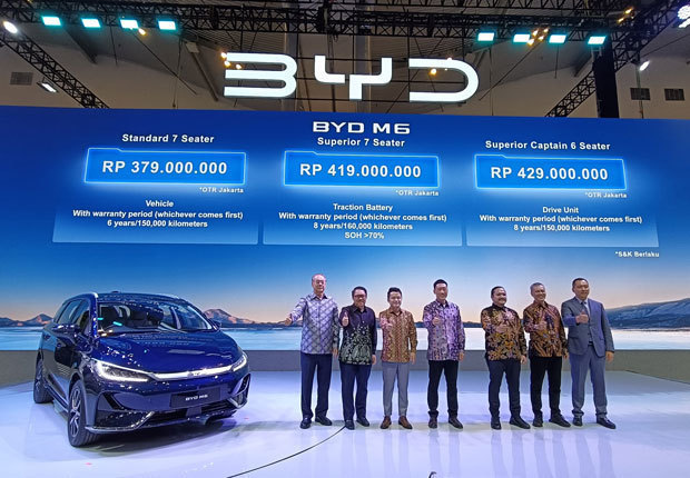 ＢＹＤは３列シートＭＰＶのＥＶ「Ｍ６」を３億7,900万ルピアから発売すると発表した＝17日、バンテン州（ＮＮＡ撮影）