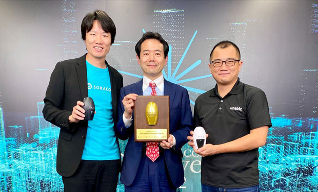 ユーナビズのヘンリ・ボン最高経営責任者（ＣＥＯ、右）、ニチガスの柏谷邦彦社長（中）、ソラコムの玉川憲ＣＥＯ（ユーナビズ提供）