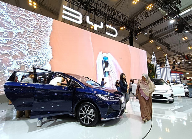 ＢＹＤが発表した３列シートＭＰＶのＥＶ「Ｍ６」に試乗する来場者＝20日、バンテン州（ＮＮＡ撮影）