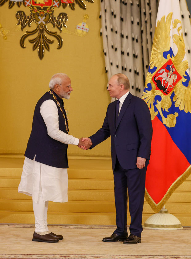 プーチン大統領（右）との会談に臨むモディ首相＝７月９日、モスクワ（インド政府提供）