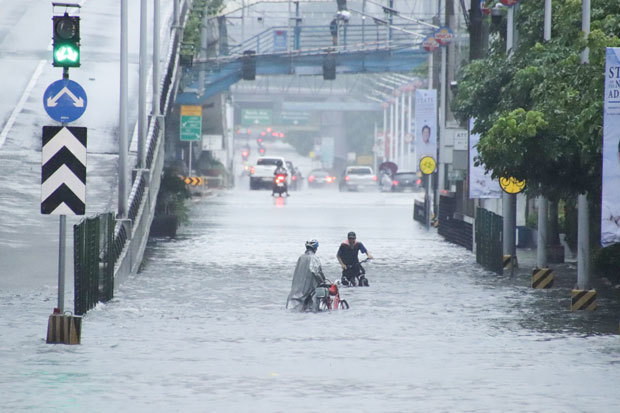 台風３号などの影響で冠水するマニラ首都圏の幹線道路＝７月、ケソン市（ＮＮＡ撮影）