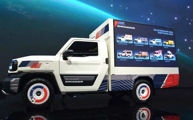 トヨタがインドネシアで近く正式投入する商用車「ハイラックス・ランガ」。ジャカルタ郊外で開かれた自動車展示会では、荷台部分に搭載したディスプレーでさまざまな架装例を表示した＝７月、バンテン州（ＮＮＡ撮影）