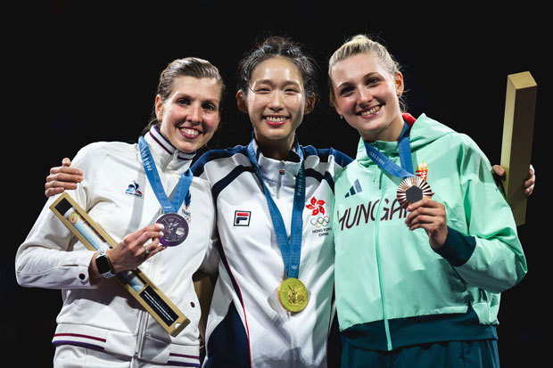 パリ五輪のフェンシング女子エペ個人で金メダルを獲得した香港の江旻ケイ選手（中）＝現地時間27日（香港政府提供）