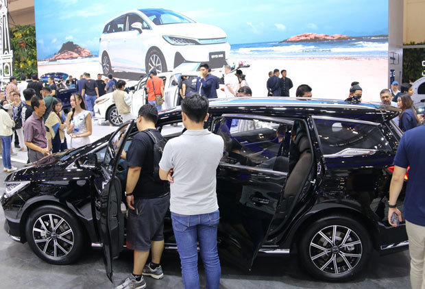 ＧＩＩＡＳ2024で公開された、ＢＹＤの３列シートＭＰＶのＥＶ「Ｍ６」のブースに集まる来場者＝７月19日、バンテン州（ＮＮＡ撮影）