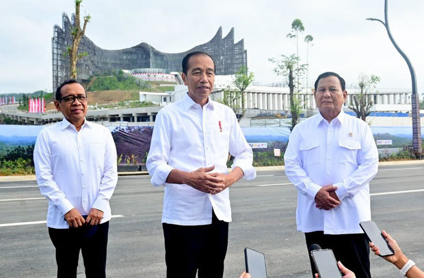 新首都「ヌサンタラ」の大統領府（イスタナ・ガルーダ）を背に地元メディアに応じるジョコ大統領（中央）と次期大統領に就任するプラボウォ国防相（右）＝12日（大統領府提供）