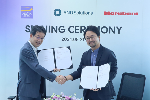 握手するイオンタナシンサップ（タイランド）の島方ＭＤ（左）とアンドグローバルのバータルホ・ホスエルディンＣＥＯ＝21日、タイ・バンコク（ＮＮＡ撮影）
