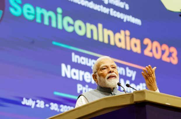 インド政府系機関が主催した「セミコン・インディア2023」でスピーチするモディ首相＝23年７月、西部グジャラート州（政府の報道情報局提供）