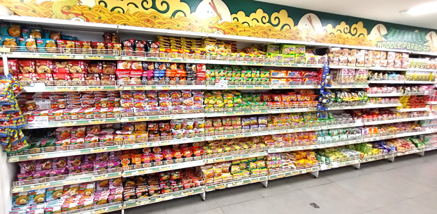 インドネシアの上場食品企業の2024年１～６月期決算は、即席麺やスナック菓子メーカーの増収が目立った＝ジャカルタ特別州（ＮＮＡ撮影） 