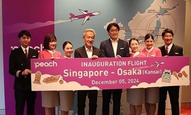 ピーチの遠藤常務（左から４番目）はシンガポールー関西便の就航を発表した＝シンガポール中心部（29日、ＮＮＡ撮影）