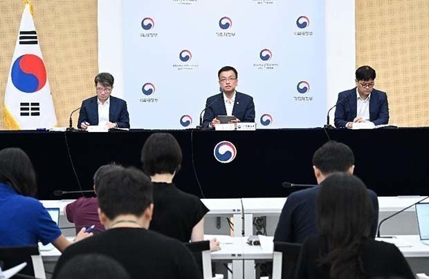 2025年度予算を発表する崔相穆（チェ・サンモク）副首相兼企画財政部長官（中央）＝韓国（企画財政省提供）
