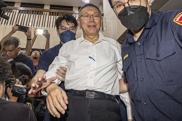 台湾民衆党の柯文哲主席（中央）＝８月31日（中央通信社）