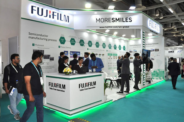 デリー首都圏（ＮＣＲ）で11～13日、半導体産業の展示会「セミコン・インディア2024」が開かれ、富士フイルムグループも出展。自社の取り組みを説明するパネルを設けた＝12日、北部ウッタルプラデシュ州グレーターノイダ（ＮＮＡ撮影） 