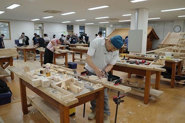 木造建築の基礎構造を学ぶ全北大の学生たち＝全北道高敞郡、2024年９月４日（ＮＮＡ撮影）