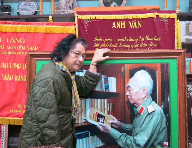 ボー・グエン・ザップ元人民軍総司令官（右）の公邸を訪問するレ・チー・ズン氏（小高教授撮影）