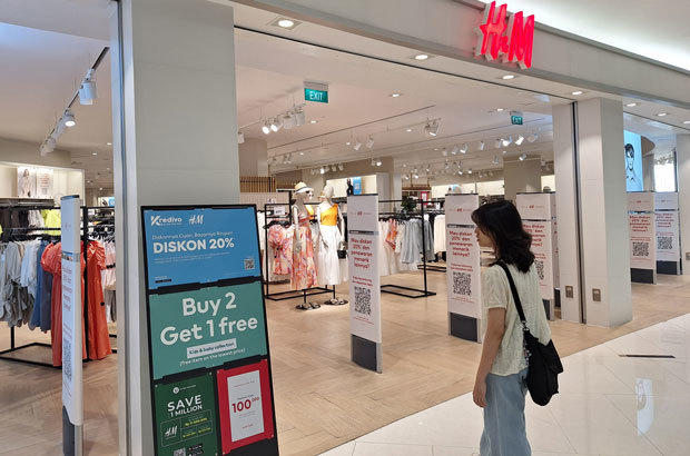 クレディボなどの調査によれば、「ペイレイター」は国内の利用者にとって最初に使うクレジット決済手段として選ばれている。写真は衣料品店の店頭に掲示されたクレディボの広告（ＮＮＡ撮影）