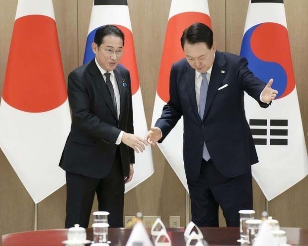 会談に臨む韓国の尹錫悦大統領（右）と岸田首相＝９月６日、ソウルの大統領府（共同）