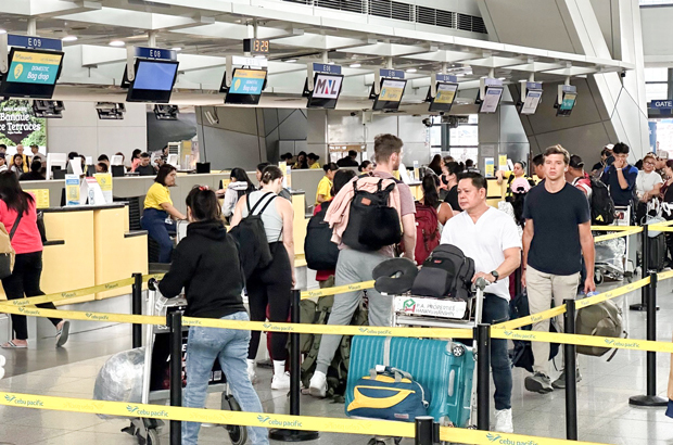ニノイ・アキノ国際空港の第３ターミナルでチェックインに並ぶ搭乗者ら＝８月、マニラ首都圏（ＮＮＡ撮影）