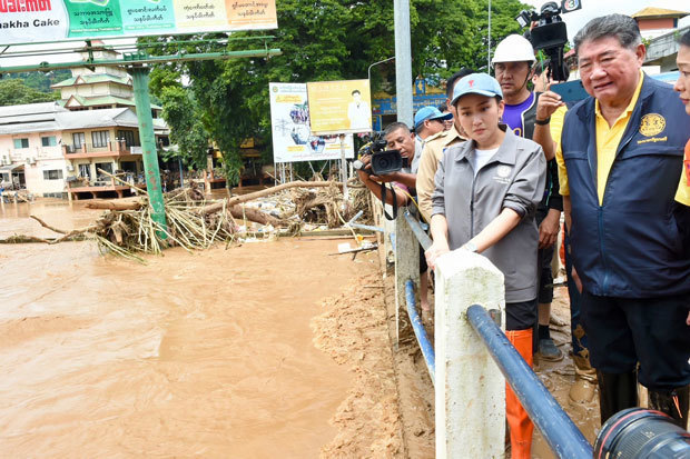 タイのペートンタン首相は13日から14日にかけて、チェンライ県やノンカイ県の被災状況を視察した（タイ政府提供）