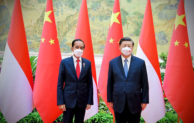 実利重視の経済外交を展開したジョコ・ウィドド大統領（左）は10年間で中国の習近平国家主席との関係を深めた＝22年７月（インドネシア大統領府提供）