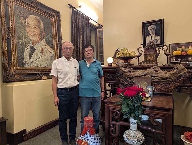 ザップ大将の公邸の祭壇と長男のディエン・ビエン氏＝中央右（小高教授＝中央左＝提供）