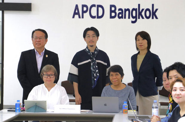 ヘラルボニーの共同ＣＥＯを務める松田氏（後列中央）らは、アジア太平洋障害者センターでのワークショップでタイの団体と意見交換した＝10月11日、タイ・バンコク（ＮＮＡ撮影）
