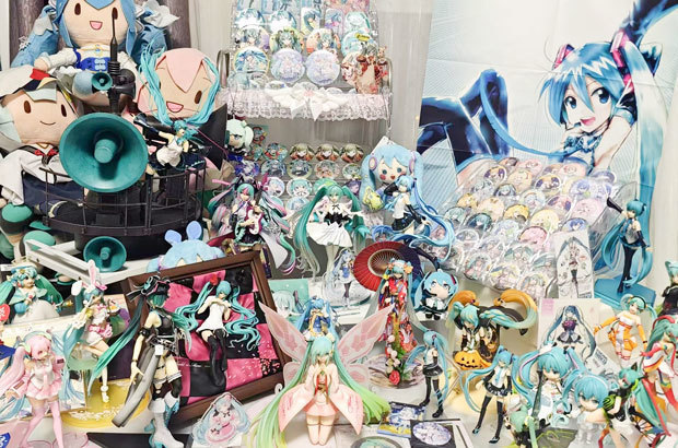 谷子好きの大学生の部屋には、「初音ミク」の缶バッジやフィギュアが所狭しと並べられている＝遼寧省