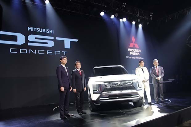 三菱自動車のフィリピン法人はモーターショーで東南アジア向けの戦略車を発表した＝10月24日、パサイ市（ＮＮＡ撮影）