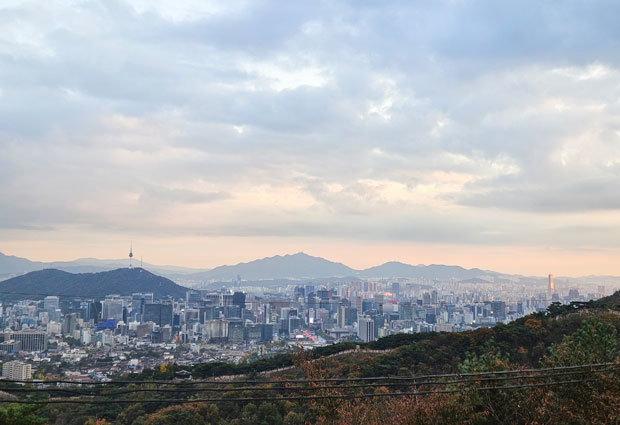 北岳山からのソウル市内を望む。韓国の経済成長をけん引してきた輸出と建設投資が伸び悩み、24年は２％台半ばという通年の成長率見通しを大幅に下回る恐れが出てきた＝韓国（ＮＮＡ撮影）