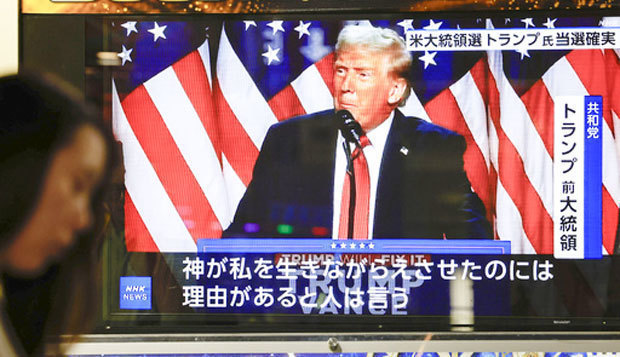 米大統領選でトランプ前大統領の当選確実を伝える街頭テレビ＝６日夜、東京・有楽町（共同通信）