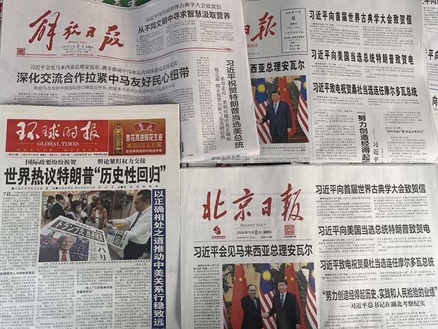 中国現地紙はトランプ氏の当選や習近平国家主席が同氏に祝意を伝えたことを一面で報じた＝８日、北京市