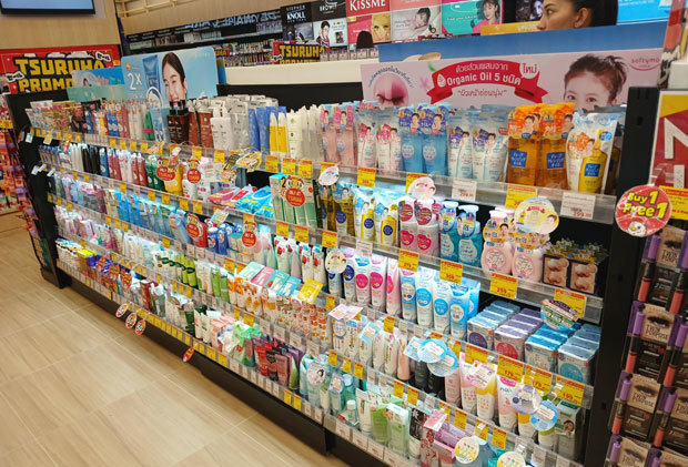 タイの日系ドラッグストアには、多くの日本製化粧品が並ぶ＝10月25日、タイ・バンコク（NＮＡ撮影）
