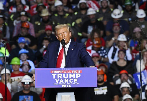 米ペンシルベニア州で支持を訴えるトランプ前大統領＝４日（共同）

