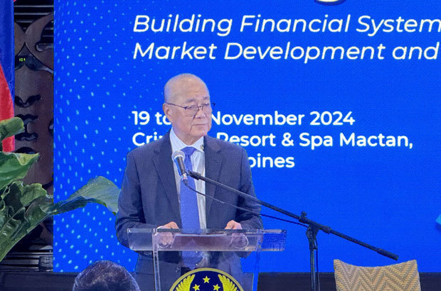 フィリピン中央銀行と国際通貨基金（ＩＭＦ）が共催したイベントで基調講演をする中銀のレモロナ総裁＝19日、セブ州（ＮＮＡ撮影）