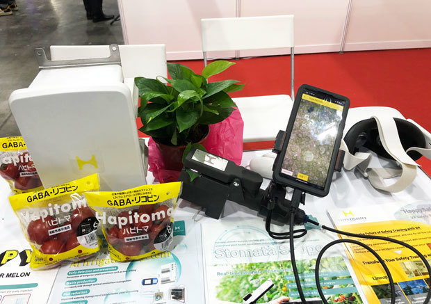 静岡県のハッピー・クオリティーは、農業向けのデバイスを紹介している＝19日、クアラルンプール（ＮＮＡ撮影）