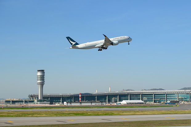 再開した中央滑走路を最初に飛び立つキャセイパシフィック航空（国泰航空）の旅客機＝11月28日（香港空港管理局提供）