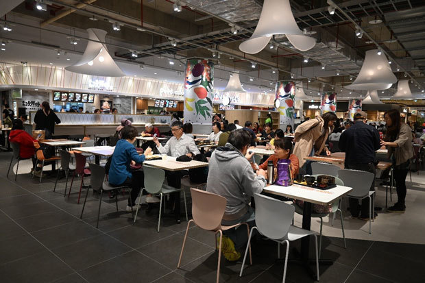 三井不動産は11月14日、ＭＯＰ台湾林口の第２期をグランドオープン。フードコートでは、食事を楽しむ多くの人たちの姿が見られた＝新北（ＮＮＡ撮影）