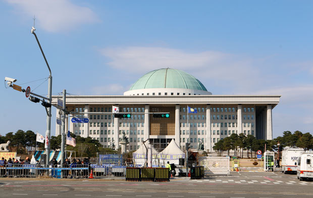 汝矣島（ソウル市永登浦区）の国会議事堂。７日に尹大統領の弾劾訴追案の採決が行われる＝５日、韓国・ソウル（ＮＮＡ撮影）