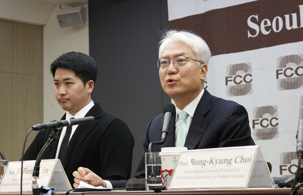 「首相と与党代表は国民から権力を委ねられていない」と与党の早期退陣案を批判する西江大学法学部の林智奉教授（右）＝11日、ソウル（ＮＮＡ撮影）