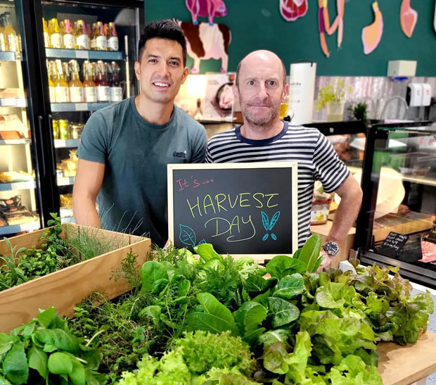 生産した野菜を前にするグローブリックスのマシュー・ハウ氏（写真左、同社提供）