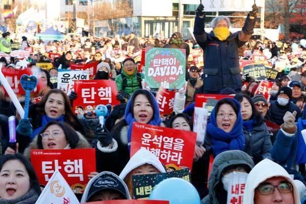 尹錫悦大統領の弾劾訴追案が可決され、ソウル市内での集会に参加した市民からは大きな歓声が上がった（ＮＮＡ撮影）
