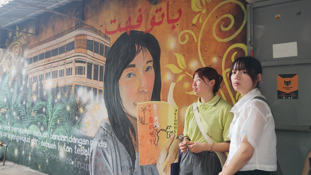 バトパハ市内の金子作品にちなんだウォールアート（筆者提供）