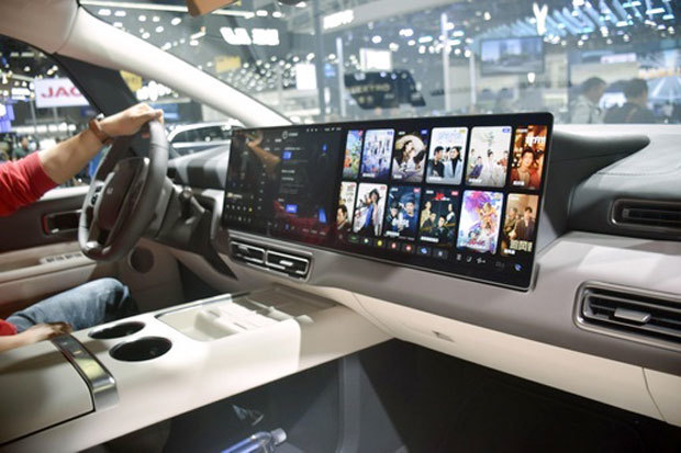 広州国際モーターショーで展示された中国車。ＩＴを駆使したスマート化が進む＝11月、中国広東省（共同）