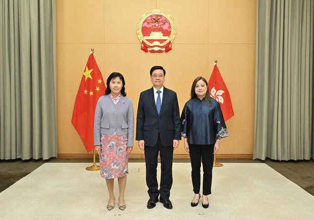 羅淑佩氏（右）が政府文化スポーツ・観光局長に、陳美宝氏（左）が運輸・物流局長にそれぞれ任命された＝12月５日（香港政府提供）