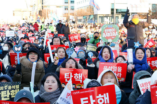 国会で尹錫悦大統領の弾劾訴追案が可決され、ソウル市内での集会に参加した市民からは大きな歓声が上がった（ＮＮＡ撮影）