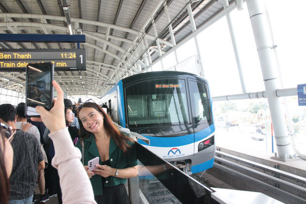 ホーチミン市都市鉄道１号線が開通した＝22日、ホーチミン市