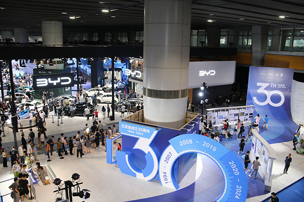 ＢＹＤは2024年11月、地元・広東省で開催されたモーターショーで、創立30年を記念するブースを構えた＝中国・広東省広州市（ＮＮＡ撮影）