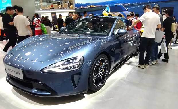 「走るスマホ」とも呼ばれるシャオミ初のＥＶ「ＳＵ７」は若者からの注目度が高かった＝24年11月、中国・広東省広州市（ＮＮＡ撮影）