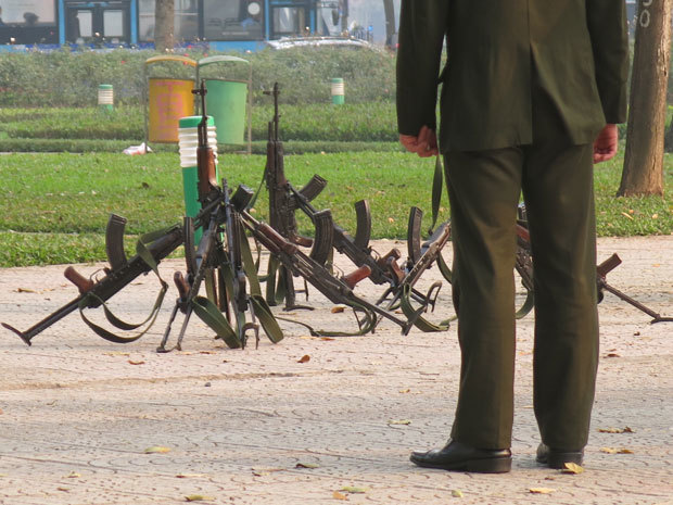 ハノイの公園で訓練をする治安部隊（小高教授撮影）